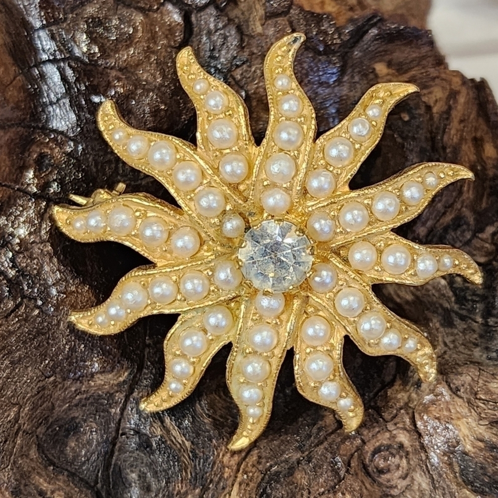 Vintage Schrager goldtone faux pearl Rhinestone floral star brooch